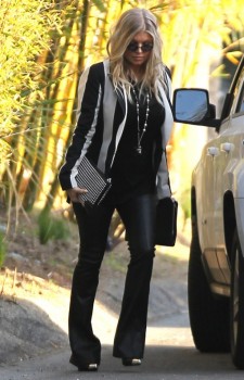 Semi-Exclusive... Pregnant Fergie Heads To A Party