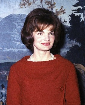 Mrs_Kennedy_in_the_Diplomatic_Reception_Room_cropped