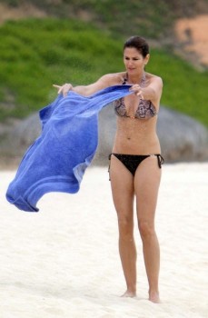 20111126Cindy shows off bikini body cYZhpmWLzHUl1