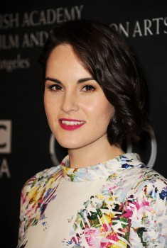 Michelle-Dockery-opted-hot-pink-lipstick-complement-her