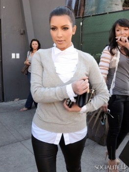 kim-kardashian-grey-sweater-lunch-03112011-04-435x580